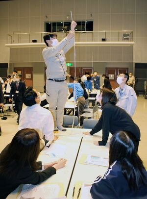 新社会人交流会で、紙やストローを材料にしたタワーの高さを競う参加者=佐渡市中原