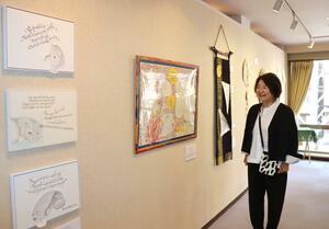 他の美術とコラボしたカリグラフィーの作品を見つめる星野えりさん=11月12日、長岡市城内町3