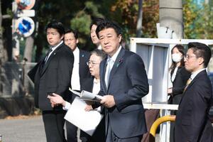 横田めぐみさんが拉致された現場付近を視察する木原稔官房長官(中央)=15日、新潟市中央区