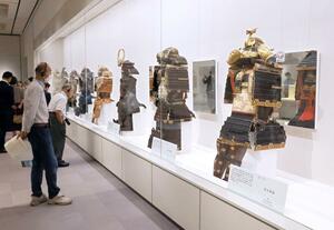 江戸幕府の歴代将軍の甲冑が並ぶ「徳川十五代将軍展」=6月26日、長岡市千秋3