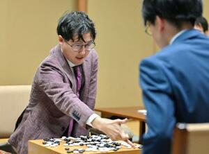 囲碁の第50期碁聖戦5番勝負の第4局で、芝野虎丸十段(右)を破った井山裕太碁聖=1日午後、東京都千代田区の日本棋院