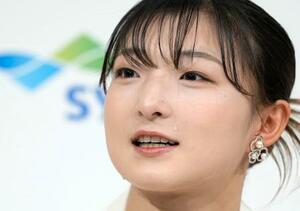 現役引退の記者会見で涙を流すフィギュアスケート女子の坂本花織=13日、神戸市内のホテル