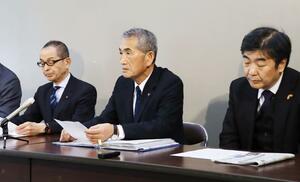 柏崎刈羽原発の再稼働手続きに関して声明を発表するUPZ議員研究会のメンバー=4月23日、県庁