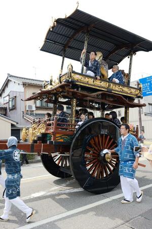 八車が新調され、お披露目の引き回しが行われた屋台=村上市長井町