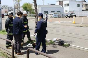 現場対応する警察官ら＝４月２４日、上越市