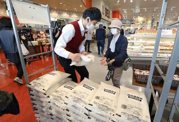 スーパーの原信で政府備蓄米を購入する客＝１０日、新潟市東区
