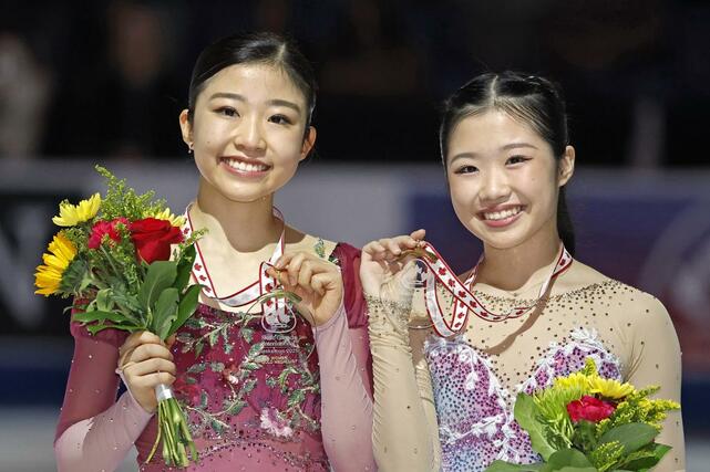 女子でＧＰ初優勝を果たした千葉百音（左）と３位の中井亜美＝サスカトゥーン（共同）