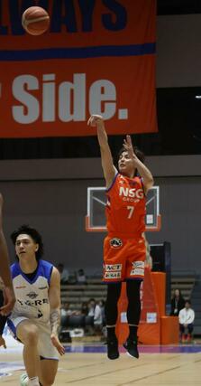 新潟-東京Z 第1クオーター、シュートする五十嵐圭=アオーレ長岡