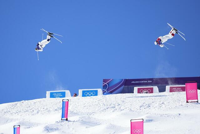 男子デュアルモーグル決勝 第1エアを決める堀島行真(左)=リビーニョ(共同)