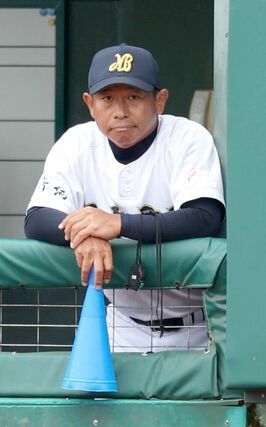 戦況を見守る日本文理の鈴木崇監督＝富山市民球場