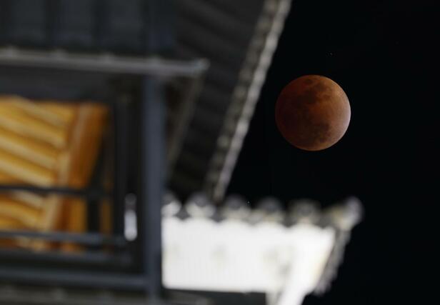 熊本城の上空に見られた皆既月食＝３日午後８時３４分