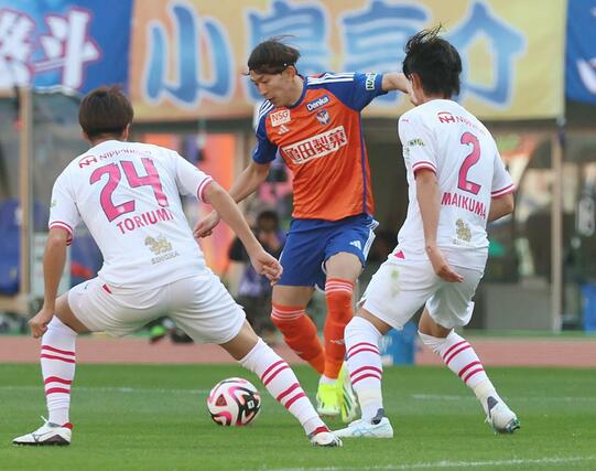 後半、攻めるも相手に囲まれるFW太田修介(11)=4月7日、デンカビッグスワン