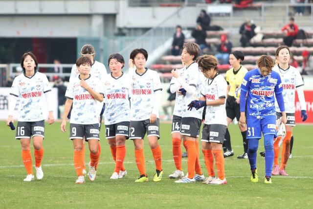 三菱重工浦和－新潟Ｌ　年内最後の試合に敗戦し、肩を落とす新潟Ｌの選手ら＝浦和駒場スタジアム（新潟Ｌ提供）