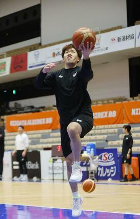 古巣の東京Uとの対戦に向け、調整する長尾光輝=長岡市