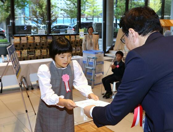 最優秀賞の県知事賞に選ばれた両津小３年の栗山粋さん＝新潟市中央区