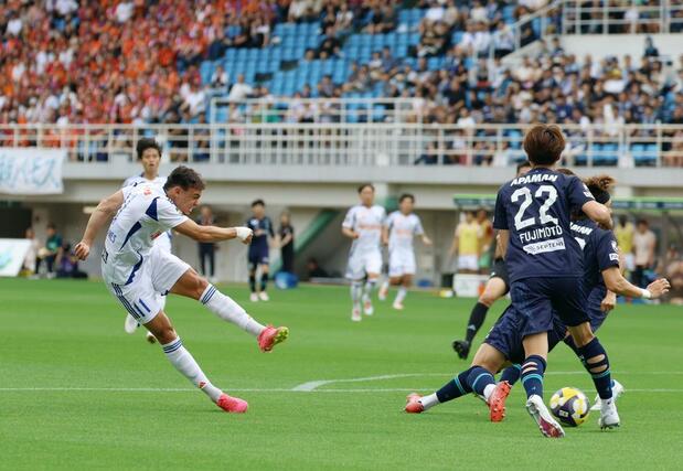 福岡－新潟　前半、ダニーロ・ゴメス（１１）がシュートを放つ＝６月２１日、福岡市のベスト電器スタジアム