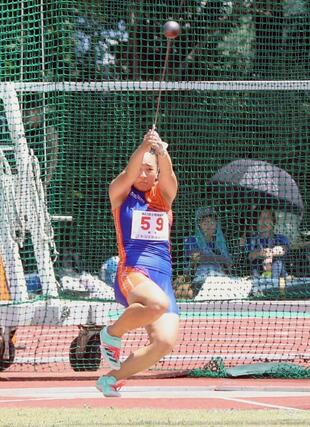 女子ハンマー投げで優勝した渡部愛生（開志国際）＝６月１４日、デンカスワンフィールド