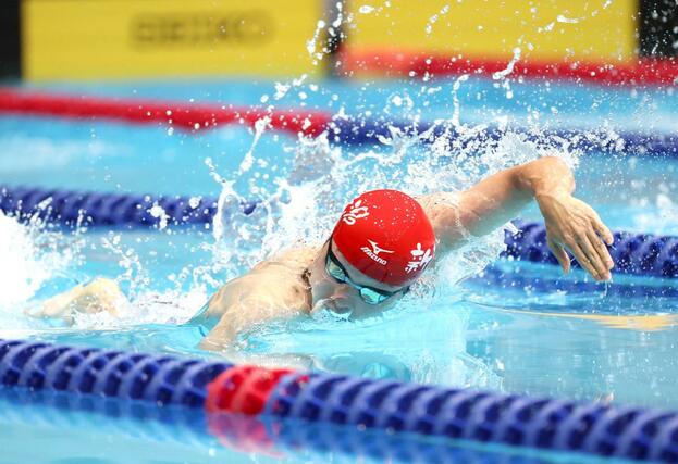 競泳・成年男子１００メートル平泳ぎ決勝　８位に入賞した鈴木基心（慶大）＝佐賀市