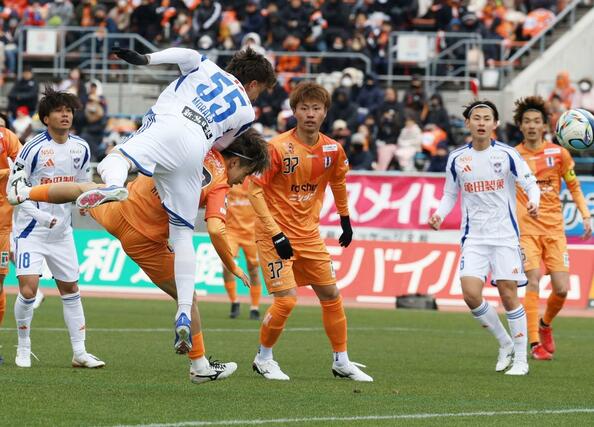 前半３分、新潟のマテウス・モラエスが頭で押し込み１－０＝松山市