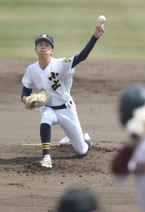 柏崎工－小出　小出の先発宮本成＝２８日、長岡市悠久山球場
