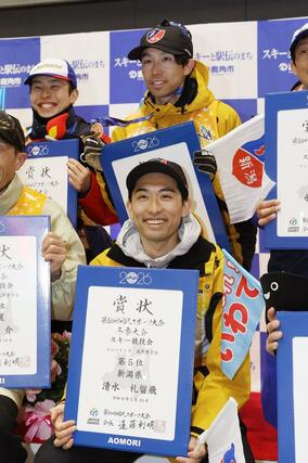 成年男子Ｂで入賞した清水亜久里（上・日本ビール）と礼留飛（下・雪印メグミルク）が、記念撮影で笑顔を見せる＝秋田県鹿角市