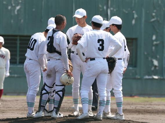 糸魚川－長岡大手　２回のピンチでマウンドに集まる長岡大手の選手たち＝２日、柏崎市佐藤池球場