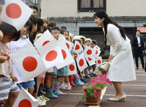 「錦鯉の里」を出発される前に地元の園児らと交流する愛子さま=8日、小千谷市