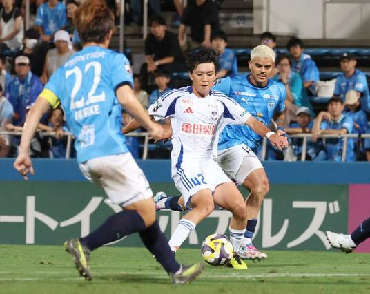後半、左サイドから相手ゴールに迫る新潟の橋本健人＝９月２０日　横浜市のニッパツ三ツ沢球技場