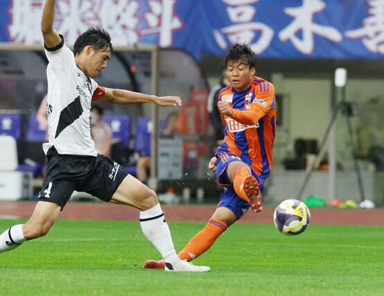 新潟ー神戸 後半45分、新潟の若月大和が同点ゴールを決める=ビッグスワン