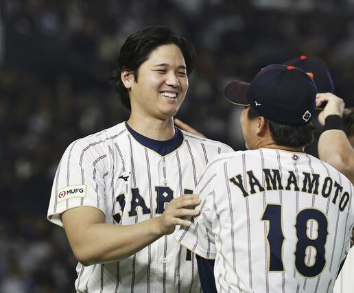 試合前に山本（右）とじゃれ合う大谷＝東京ドーム