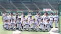 3塁側ベンチ前で集合写真撮影をする新潟産大付の選手たち=8月2日、甲子園球場