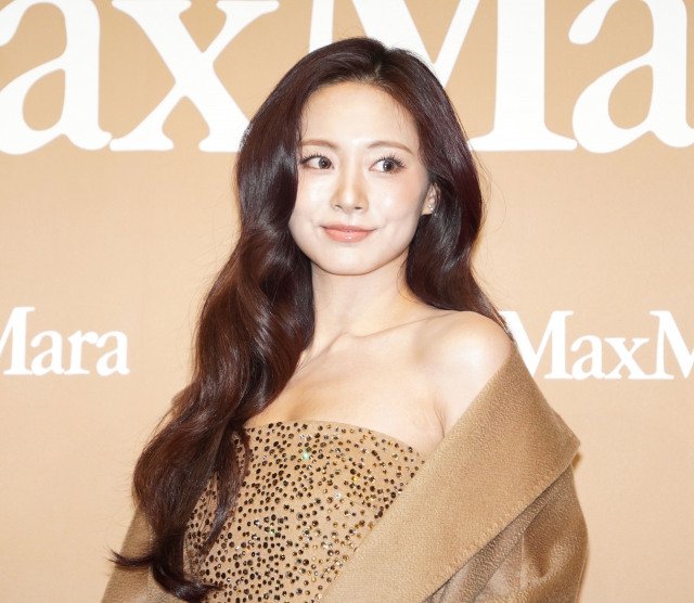 TWICE ツウィ TWICE・ツウィ、きらびやかなドレス姿で魅了 “ゆるぎない自信”を語る