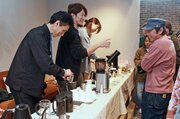 柏崎市内のコーヒー店集結！自慢の一杯飲み比べ　豆の特徴や入れ方…会話も弾む♪
