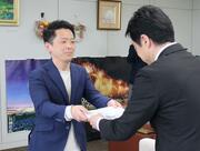 発達障害への理解広がれ　当事者で長岡造形大出身作家の絵本「ウォル君シリーズ」を長岡市の団体が市立小学校へ寄贈