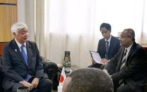 訪問先のアフリカ東部ジブチでオマル外相(右)と会談する中谷防衛相=17日(共同)