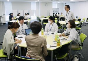 障害のある学生への対応事例などについて情報交換した県内大学担当者の研修会=新潟市中央区水道町1