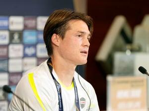 　準決勝のアルアハリ戦を前に記者会見する神戸・酒井＝１９日、ジッダ（共同）