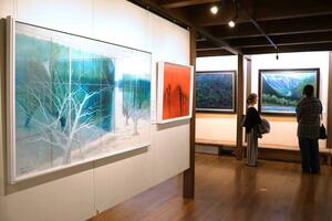 南区出身の３人のアマチュア画家たちが描いた作品が並ぶ作品展＝新潟市南区西白根