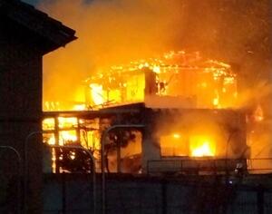 激しく燃え上がる住宅＝３月２８日、新潟市南区鷲ノ木新田（読者提供）