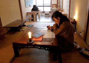 体験会で手紙をしたためる来店者=上越市東本町2