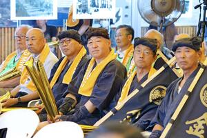 パブリックビューイングに「佐渡を世界遺産にする会」のメンバーらと参加する萩野正作さん(左から3人目)=7月27日、佐渡市