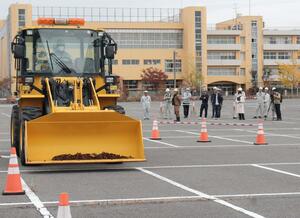 除雪車の運転技術を学ぶ研修会の参加者=新潟市中央区鐘木