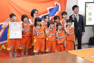 滝沢亮市長(右から1人目)に優勝を報告したJ-HEAT三条のメンバー=三条市役所