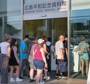 原爆資料館を訪れる外国人ら=2日午後、広島市中区