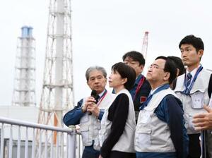 東京電力福島第1原発を視察する高市首相(左から2人目)=2日午後(代表撮影)