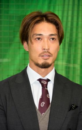 戦力外通告を受け、取材に応じる中日・駿太=28日、ナゴヤ球場