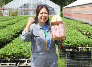 冷凍した越後姫を手に取る萩生田真千子さん=湯沢町神立