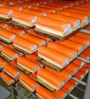 　できあがったばかりの名古屋かまぼこ＝名古屋市（大矢蒲鉾商店提供）