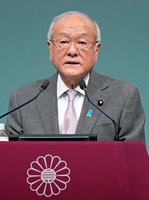 　第９３回自民党大会で発言する鈴木幹事長＝１２日午前、東京都内