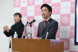 定例記者会見を行う滝沢亮市長(右)=9月10日、三条市役所